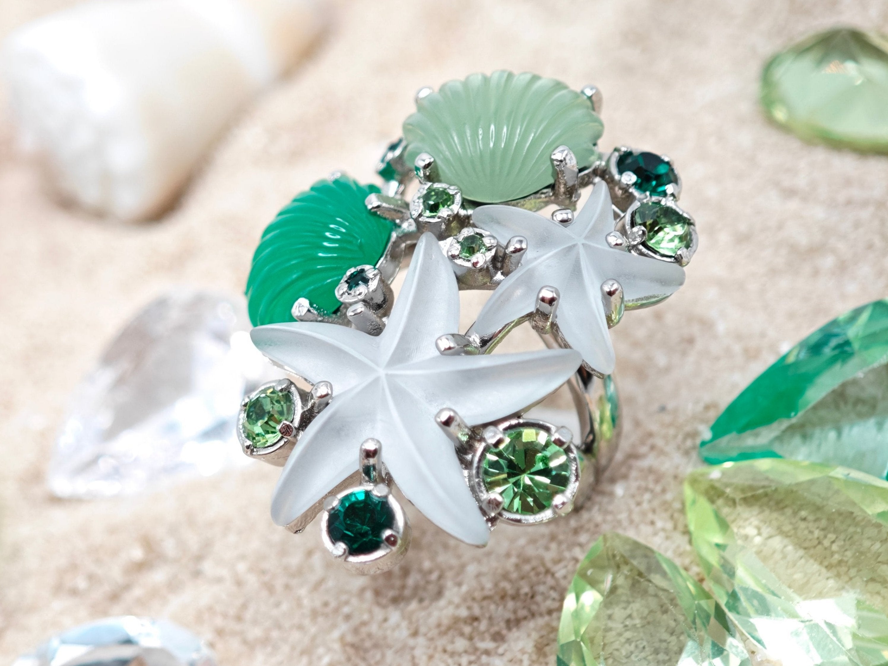 Anello con cristalli verde smeraldo, conchiglie e stelle marine
