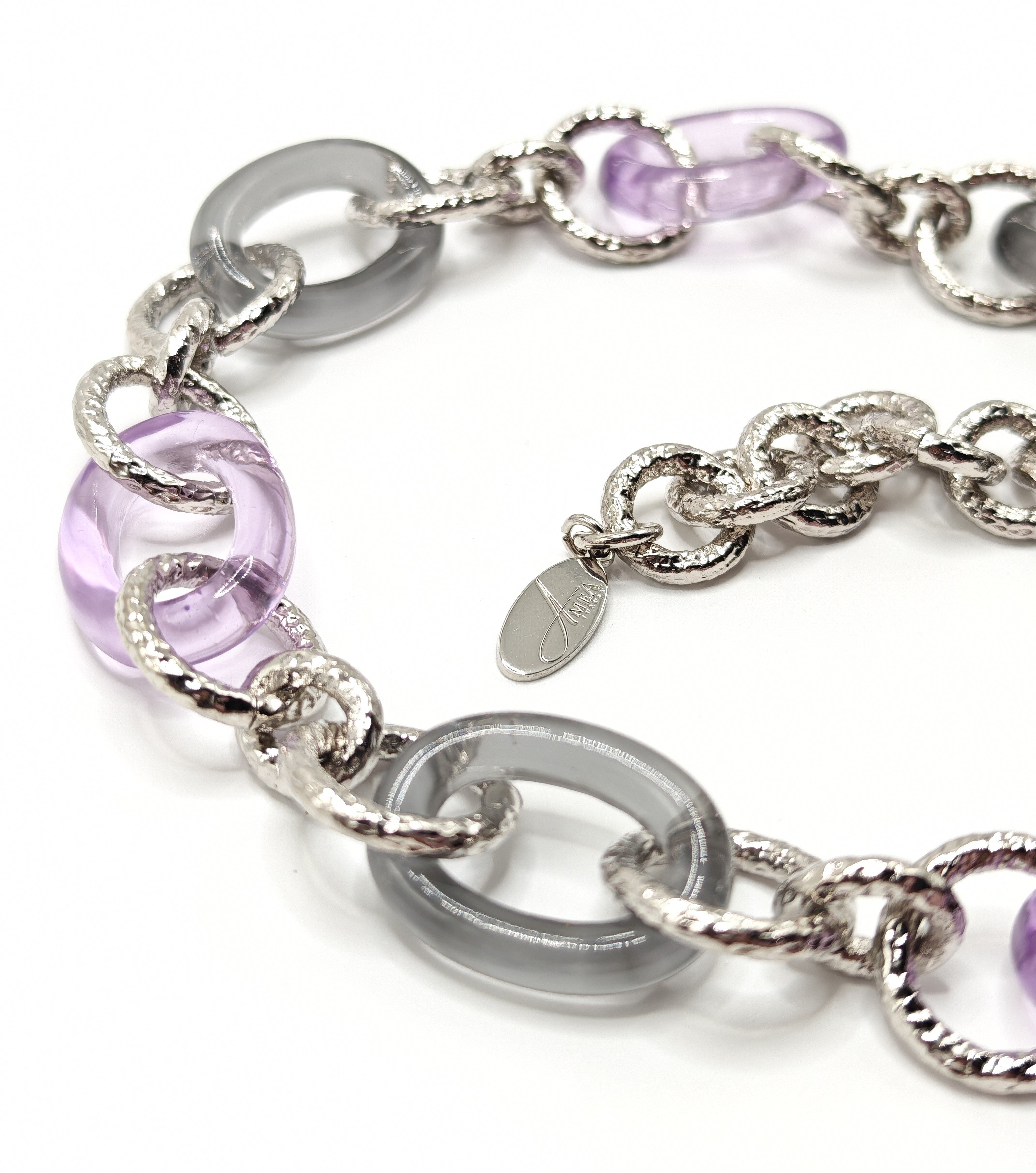 Collana maglie tonde martellate con elementi in resina grigio chiaro e violet Amea Luxury_1