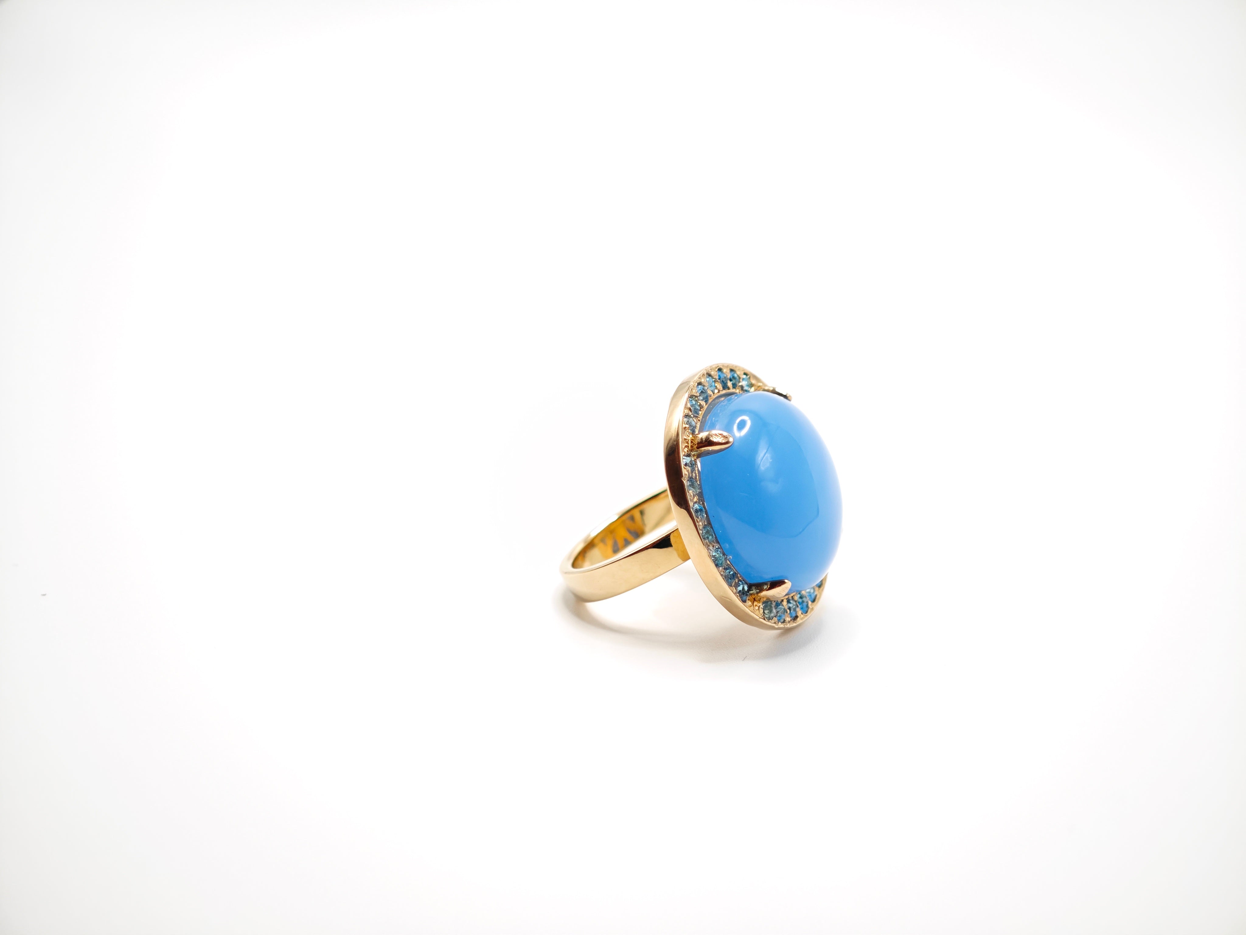 Anello a cupola con resina azzurra e riviere di cristalli acquamarina Amea Luxury