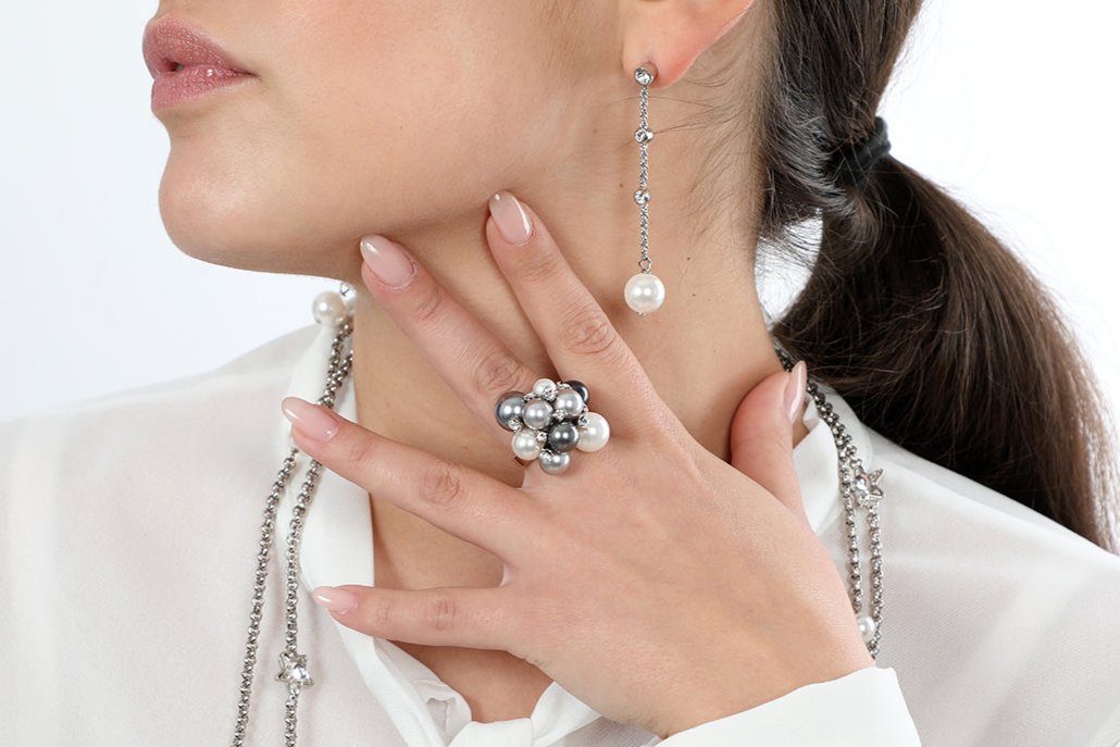 Anello a grappolo con perle bianche e grigie e cristalli Amea Luxury