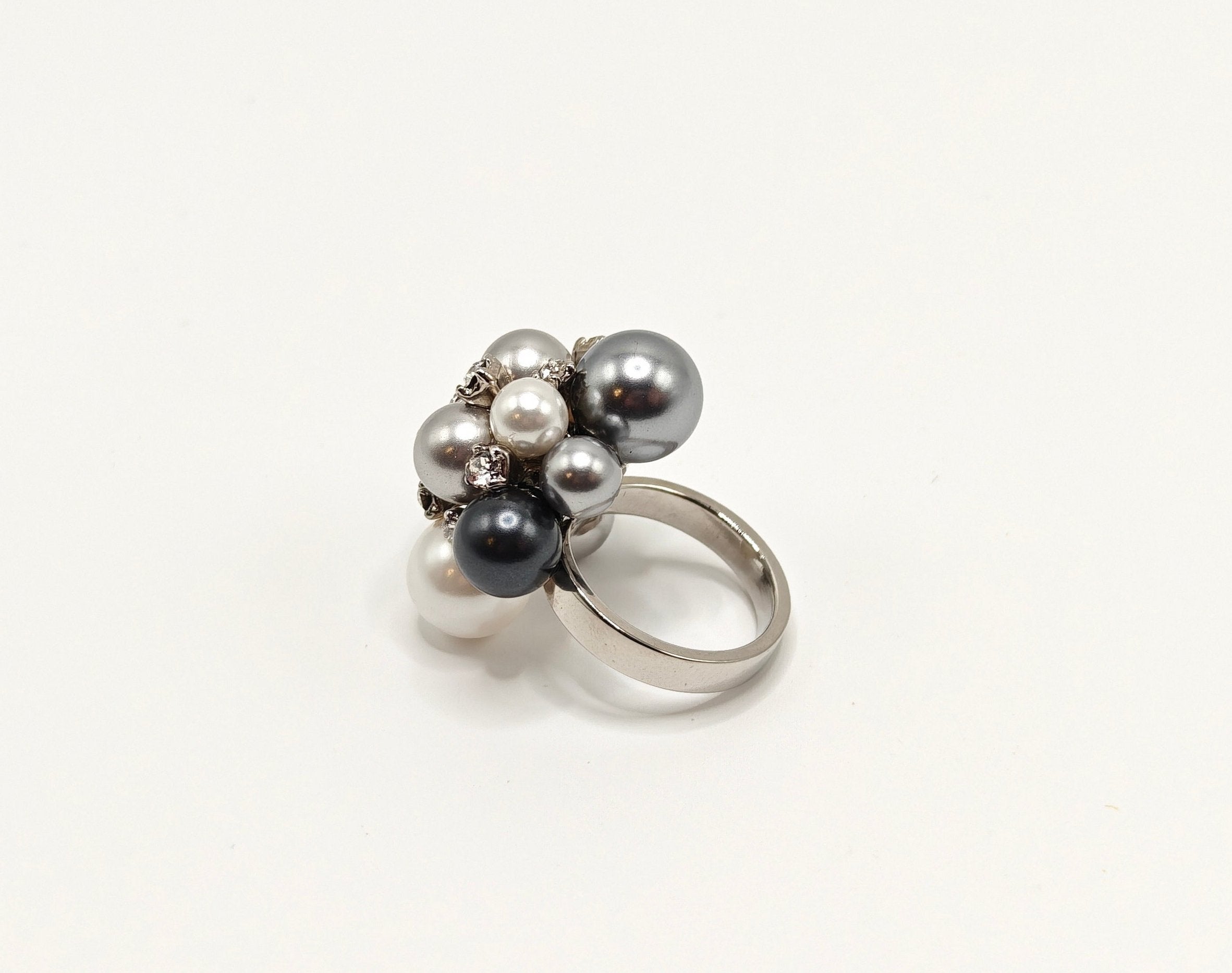 Anello a grappolo con perle bianche e grigie e cristalli Amea Luxury_1