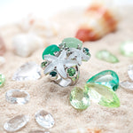 Anello con cristalli color verde smeraldo e resine a forma di conchiglia e stella marina Amea Luxury_2