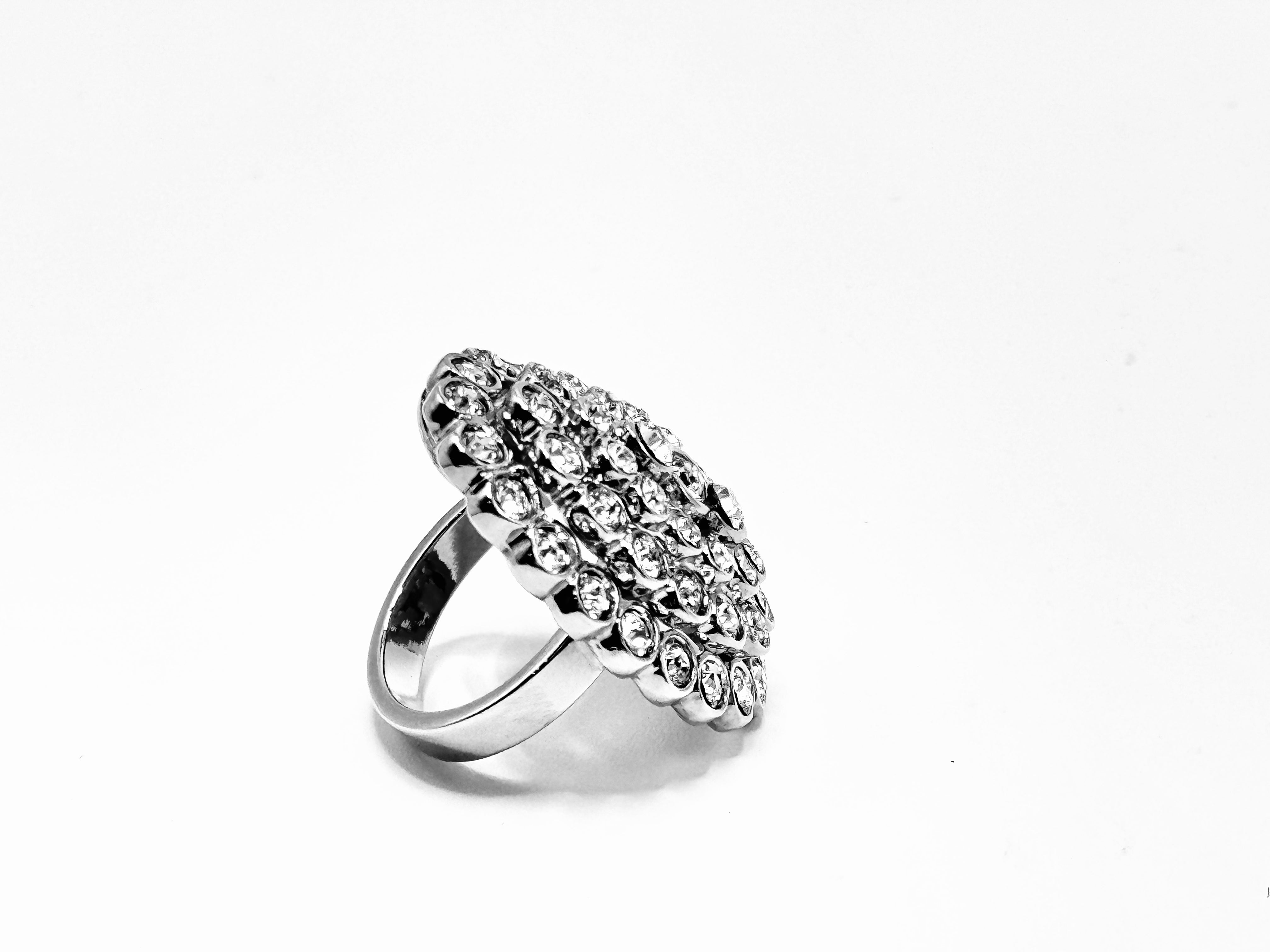 Anello ovale con pave in cristalli Amea Luxury_2
