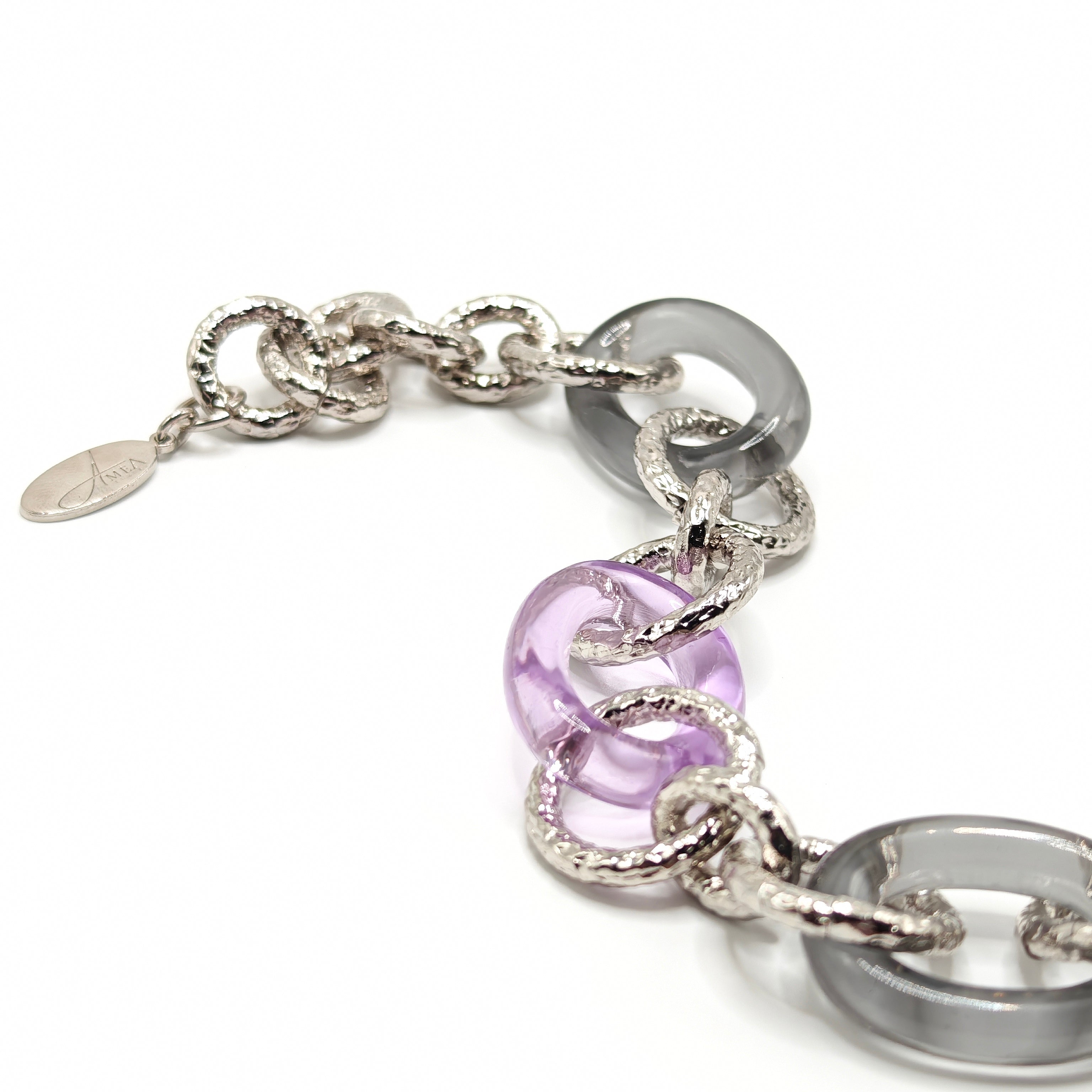 Bracciale maglie tonde martellate con elementi in resina grigio chiaro e violet Amea Luxury
