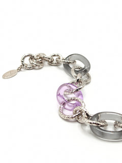 Bracciale maglie tonde martellate con elementi in resina grigio chiaro e violet Amea Luxury
