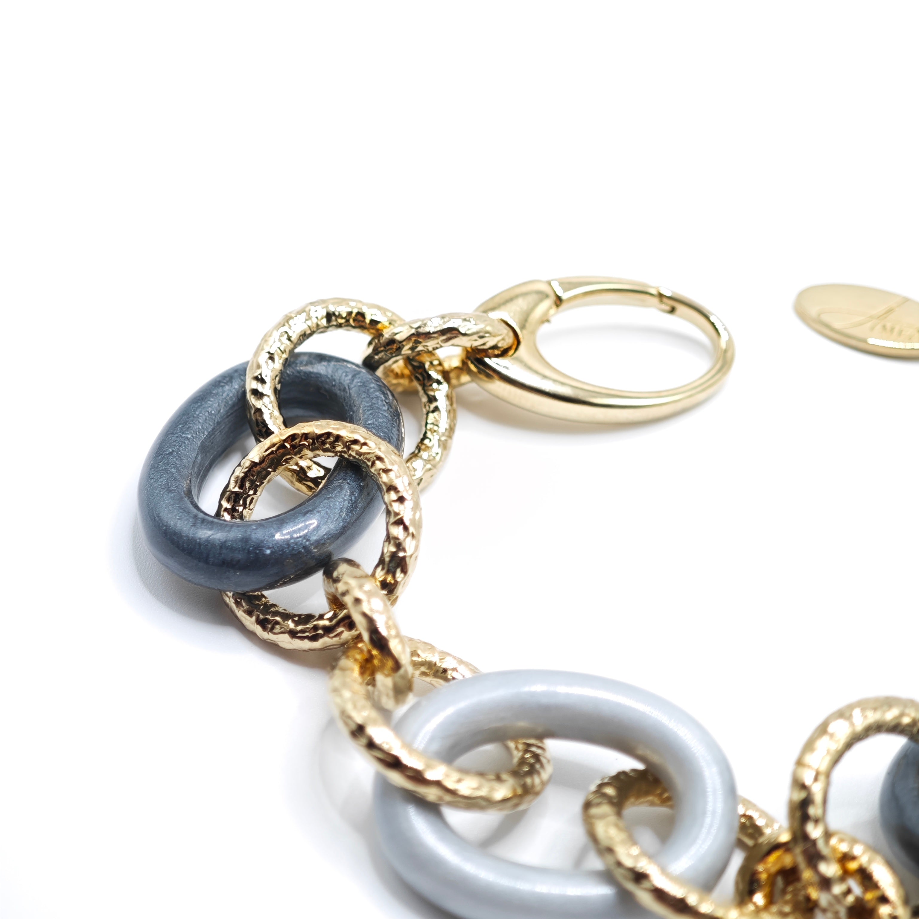 Bracciale maglie tonde martellate con elementi in resina grigio opaco Amea Luxury