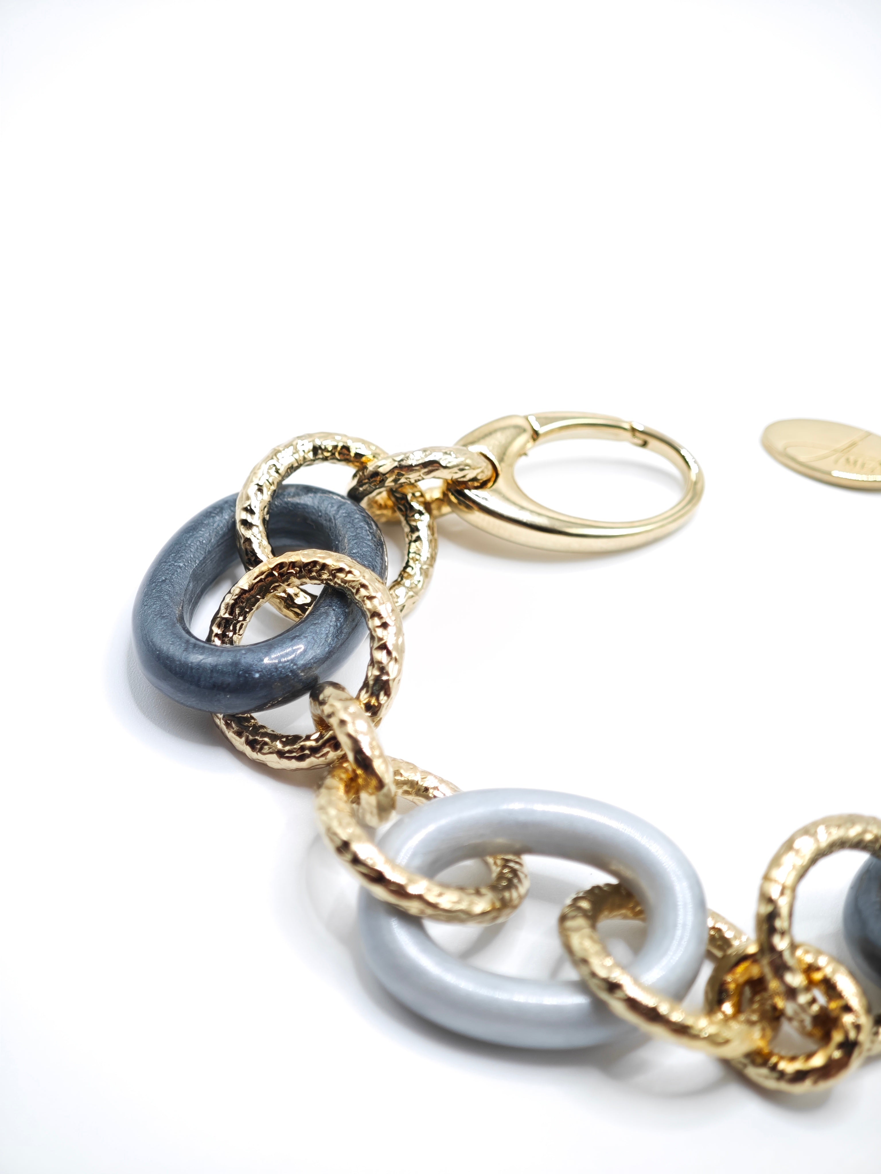 Bracciale maglie tonde martellate con elementi in resina grigio opaco Amea Luxury