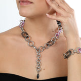 Collana maglie tonde martellate con elementi in resina grigio chiaro e violet Amea Luxury