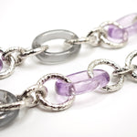 Collana maglie tonde martellate con elementi in resina grigio chiaro e violet Amea Luxury_2