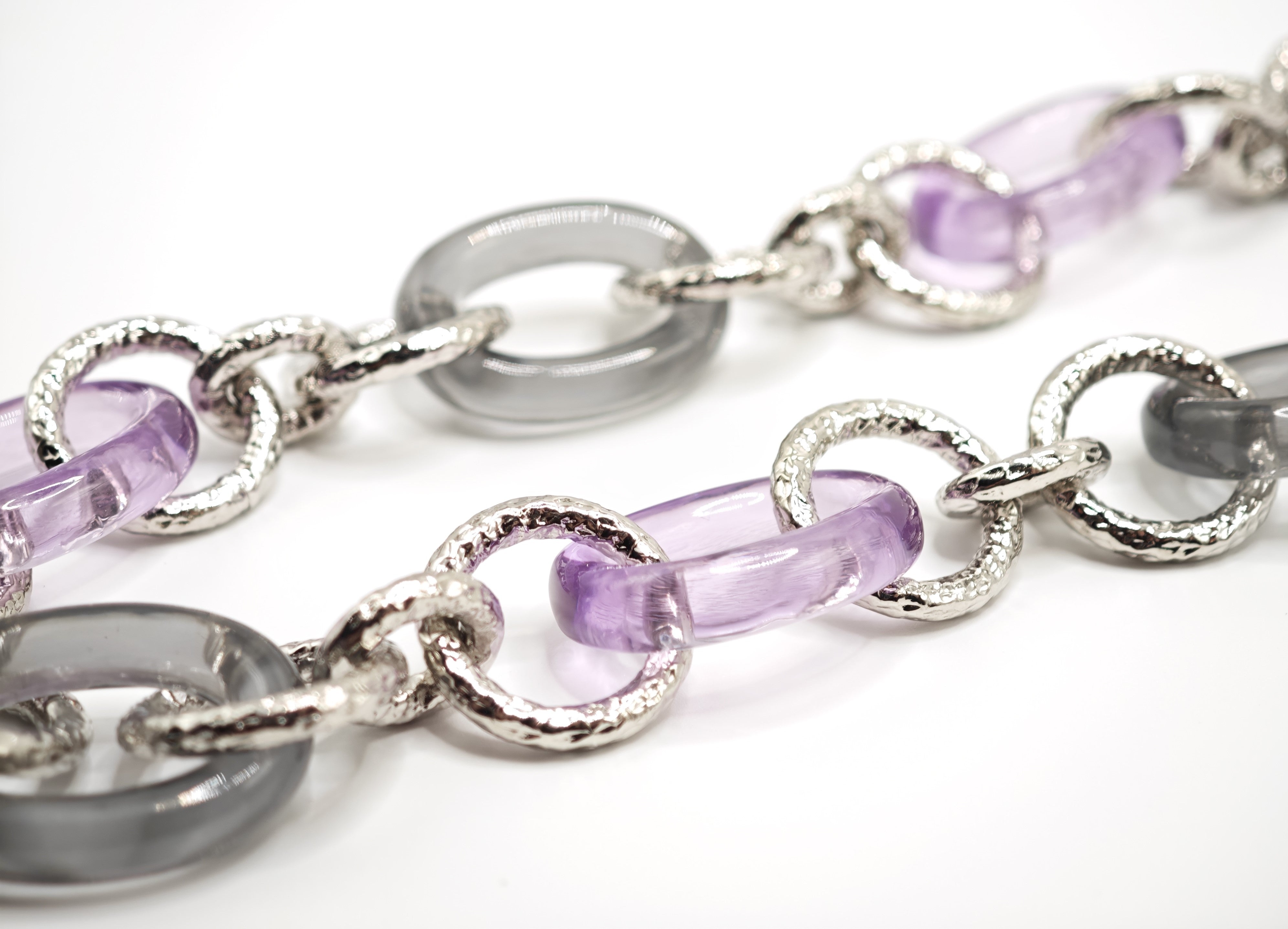 Collana maglie tonde martellate con elementi in resina grigio chiaro e violet Amea Luxury_2