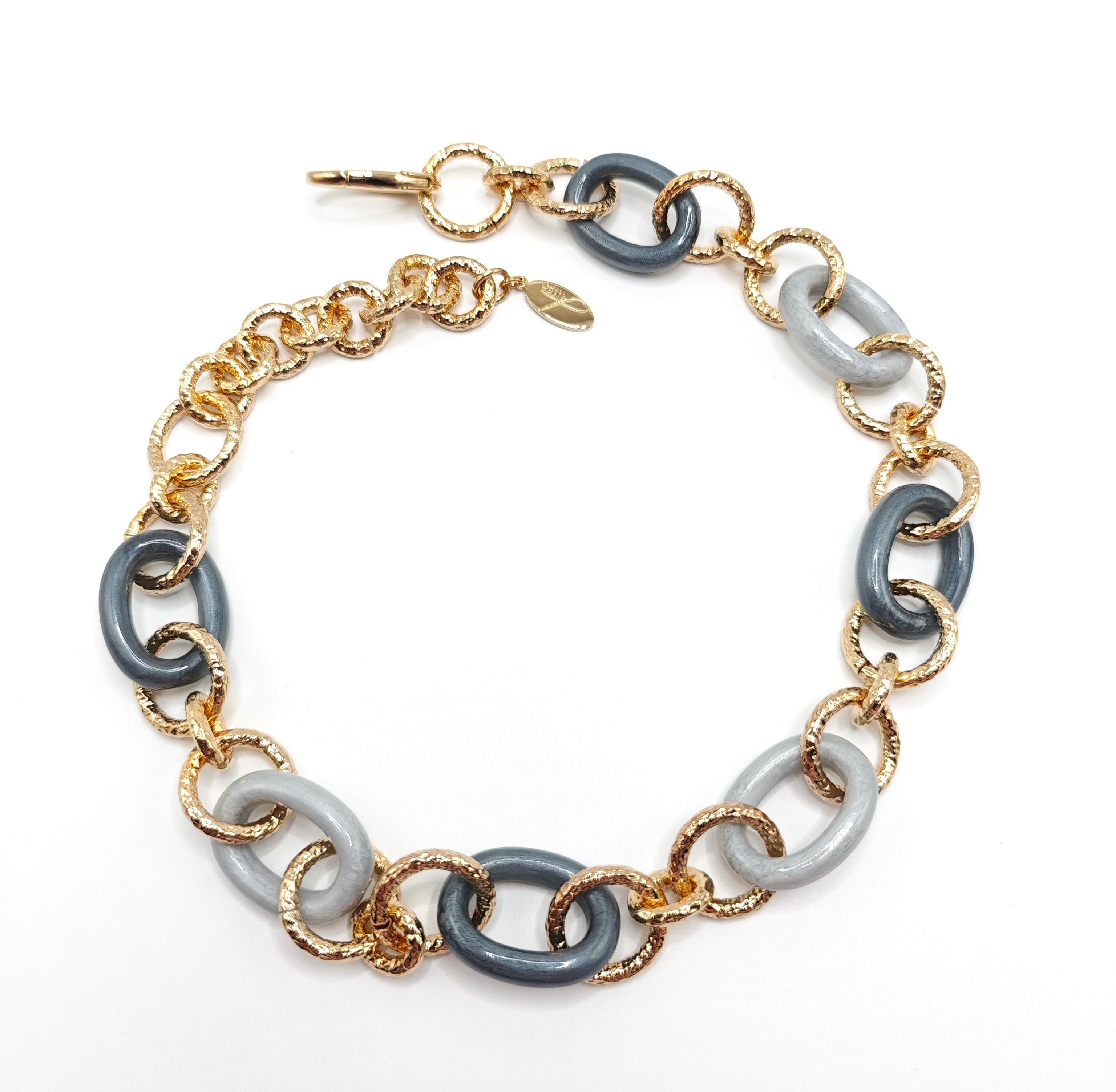 Collana maglie tonde martellate con elementi in resina grigio opaco Amea Luxury_1
