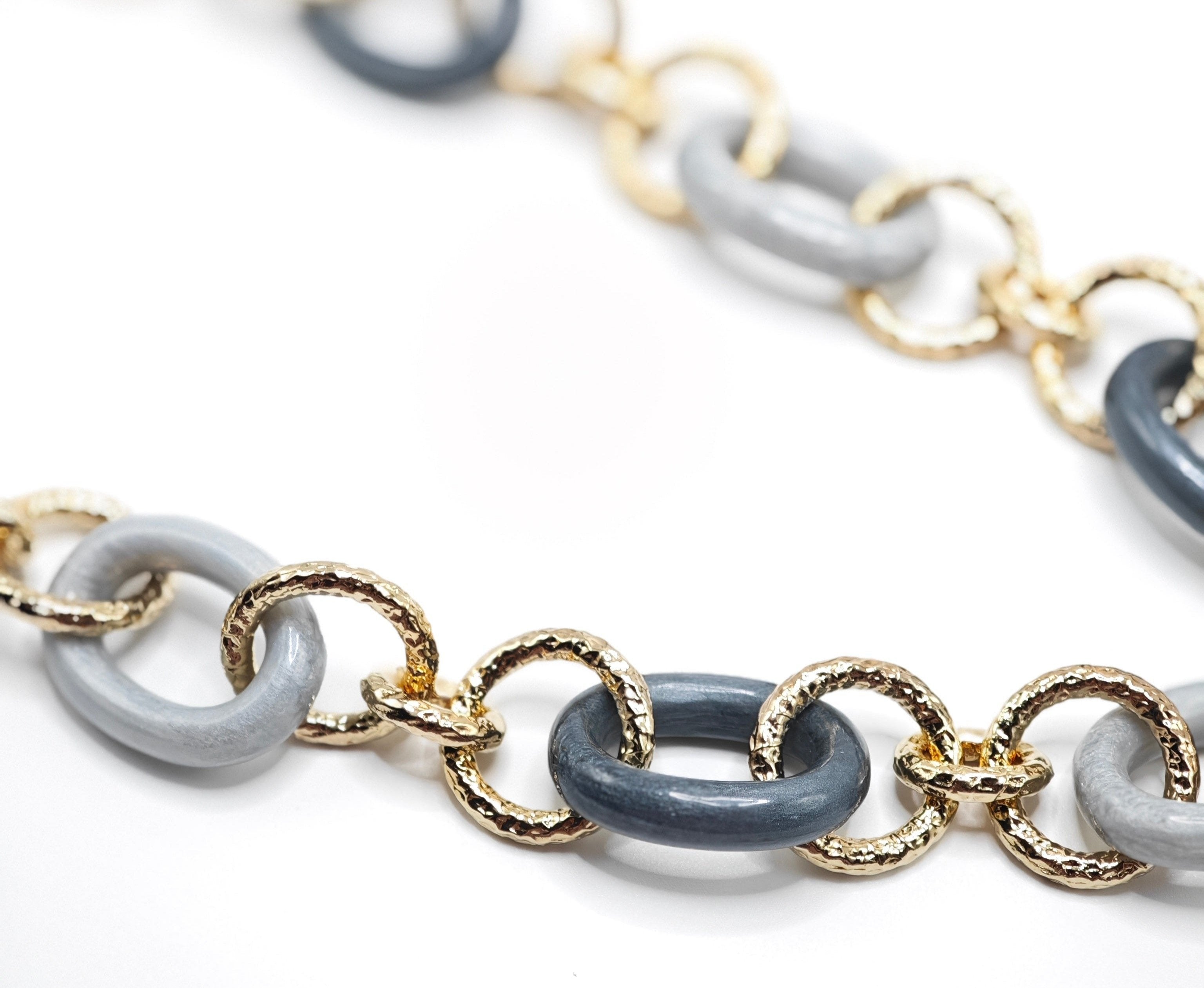 Collana maglie tonde martellate con elementi in resina grigio opaco Amea Luxury_2