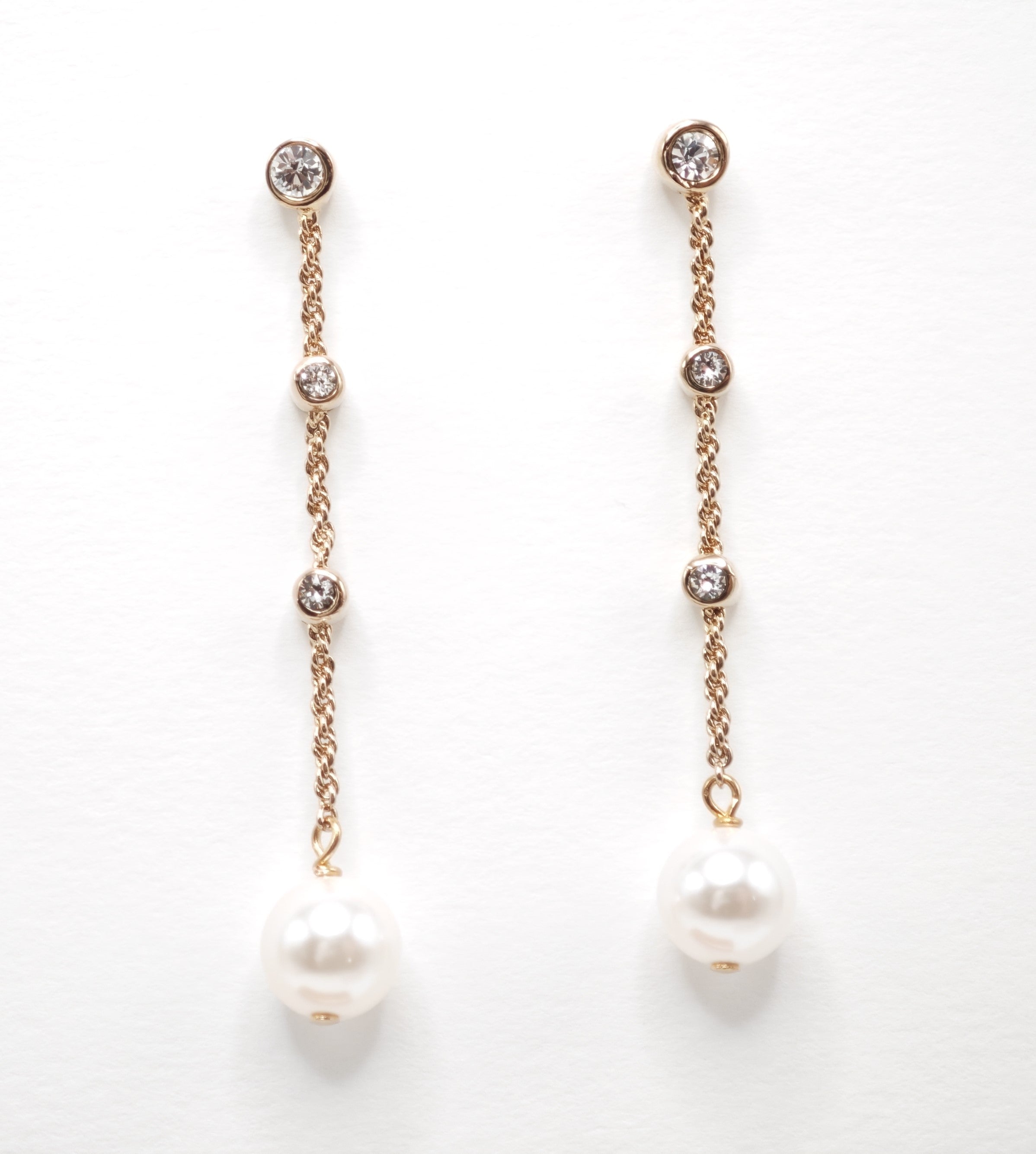Orecchini pendenti con cristalli e perla finale Amea Luxury